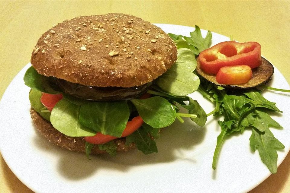 Tomaten-Auberginen-Avocado-Burger