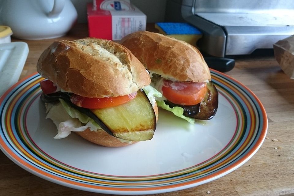 Tomaten-Auberginen-Avocado-Burger