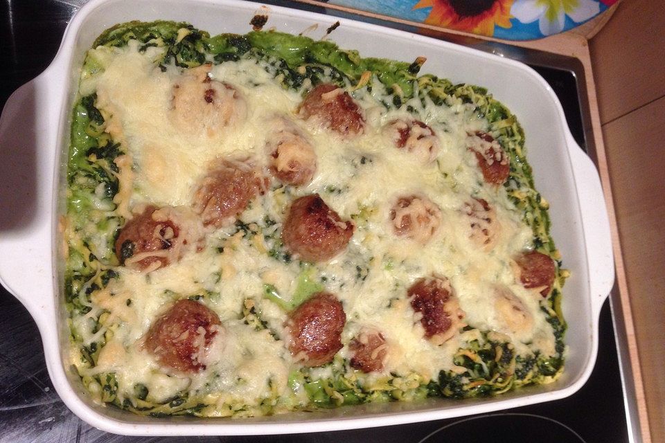 Nudelauflauf mit Rahmspinat und Meatballs