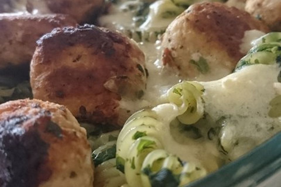 Nudelauflauf mit Rahmspinat und Meatballs