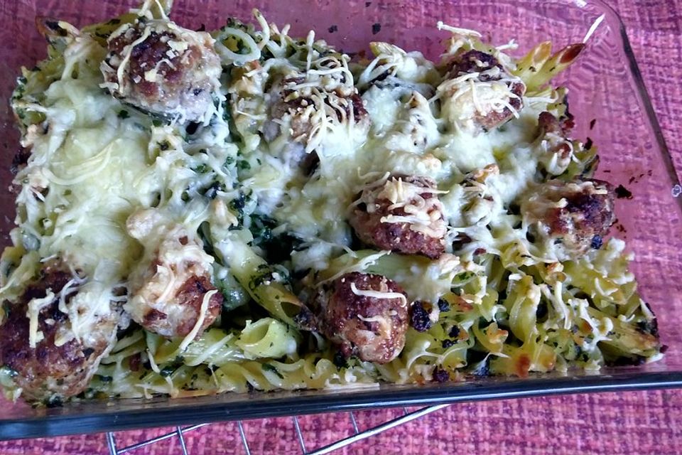 Nudelauflauf mit Rahmspinat und Meatballs