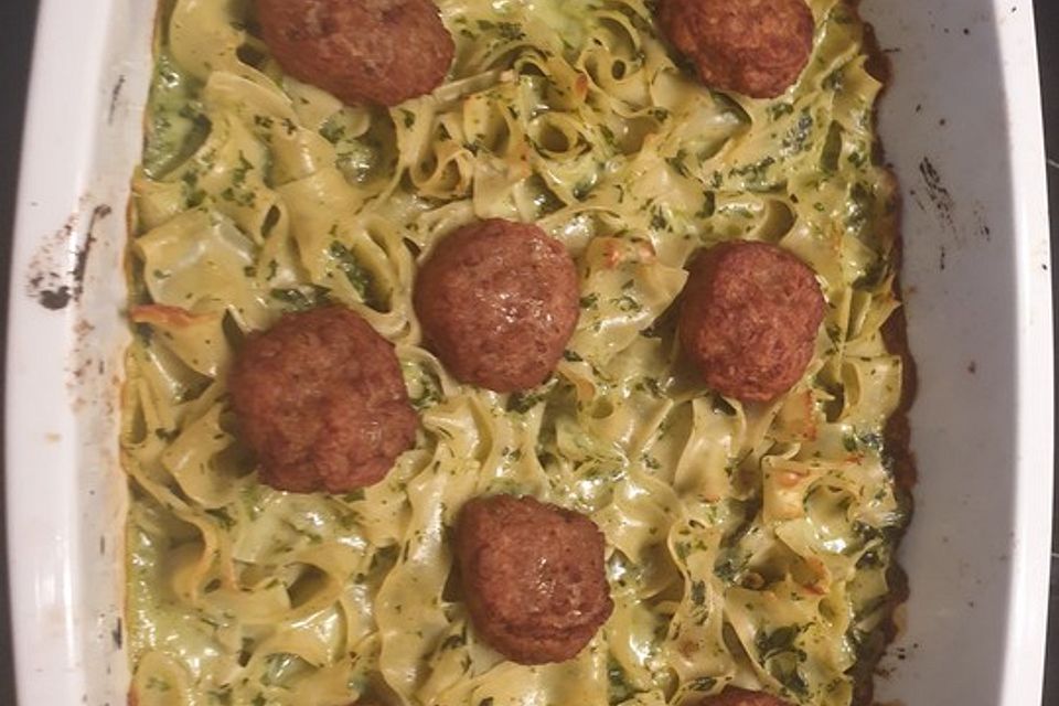 Nudelauflauf mit Rahmspinat und Meatballs