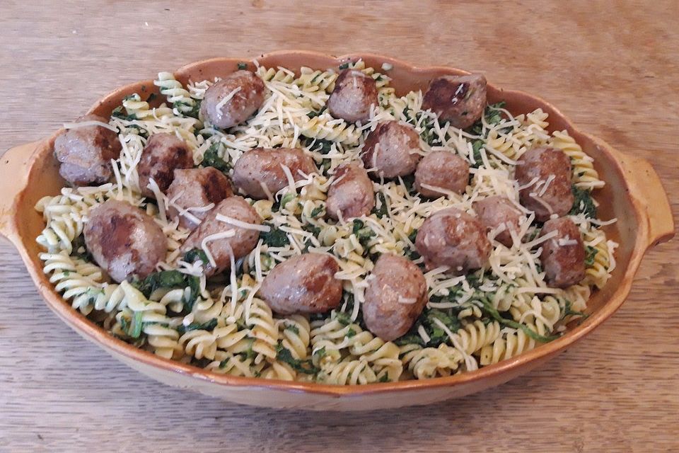 Nudelauflauf mit Rahmspinat und Meatballs