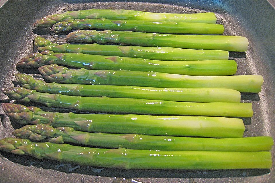 Supreme von der Poularde auf der Haut gebraten mit grünem Spargel