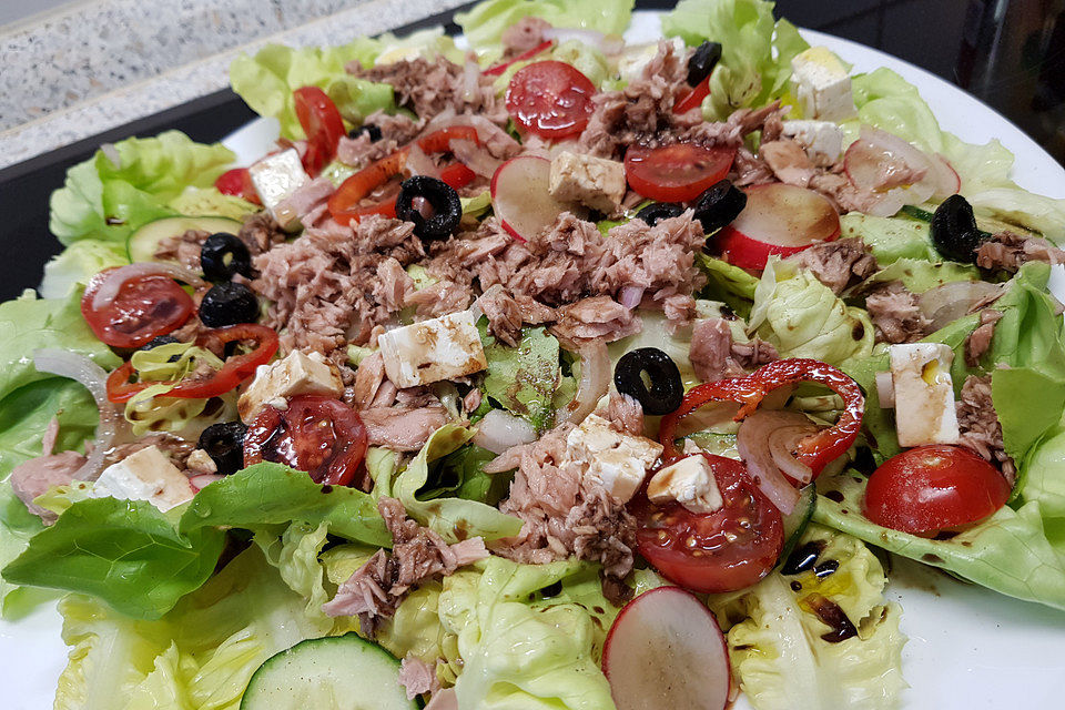 Eichblattsalat mit Thunfisch und Schafskäse