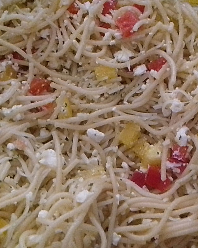 Spaghetti - Salat mit Käse und Feta