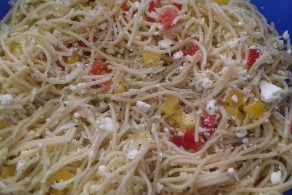 Spaghetti - Salat mit Käse und Feta