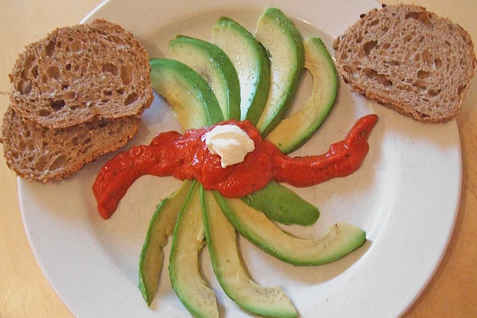 Avocado mit Tomatencreme