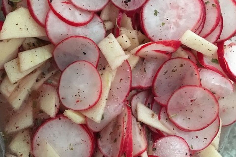 Radieschensalat mit Zwiebeln und Apfel Radieschensalat mit Zwiebeln und Apfel
