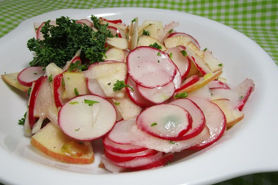 Radieschensalat mit Zwiebeln und Apfel Radieschensalat mit Zwiebeln und Apfel