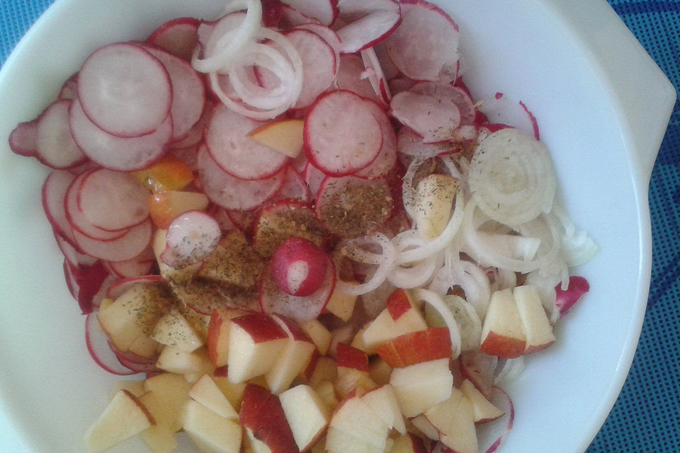Radieschensalat mit Zwiebeln und Apfel Radieschensalat mit Zwiebeln und Apfel