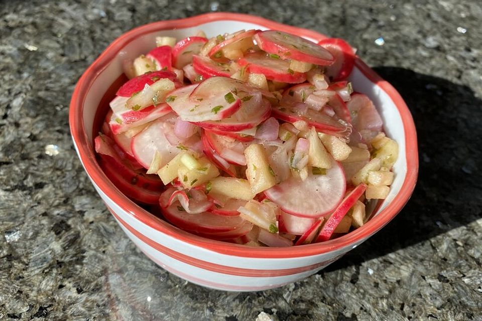 Radieschensalat mit Zwiebeln und Apfel Radieschensalat mit Zwiebeln und Apfel