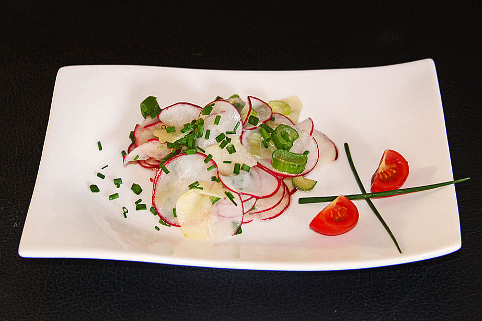 Radieschensalat mit Zwiebeln und Apfel Radieschensalat mit Zwiebeln und Apfel