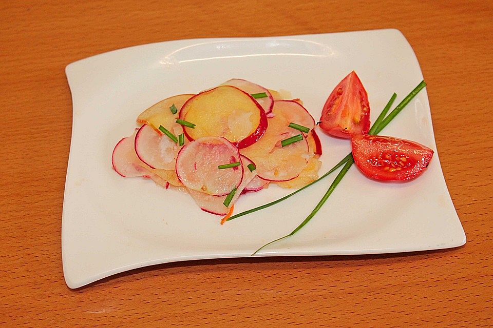 Radieschensalat mit Zwiebeln und Apfel Radieschensalat mit Zwiebeln und Apfel