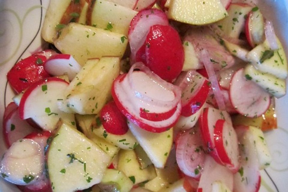 Radieschensalat mit Zwiebeln und Apfel Radieschensalat mit Zwiebeln und Apfel