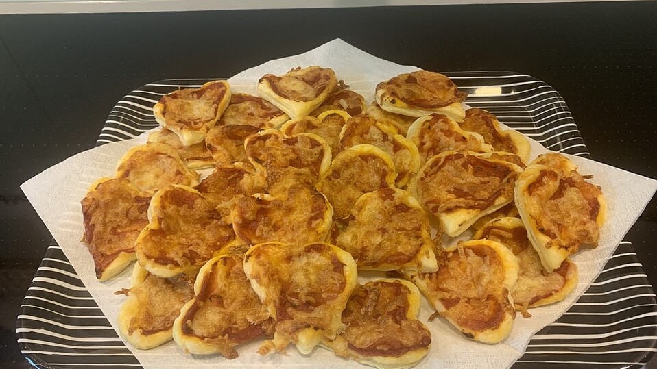 Mini-Snack-Pizzen aus Blätterteig von CookingJulie Mini-Snack-Pizzen aus Blätterteig von CookingJulie