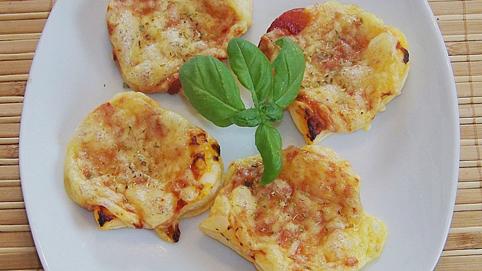 Mini-Snack-Pizzen aus Blätterteig von CookingJulie Mini-Snack-Pizzen aus Blätterteig von CookingJulie