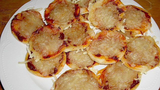 Mini-Snack-Pizzen aus Blätterteig von CookingJulie Mini-Snack-Pizzen aus Blätterteig von CookingJulie
