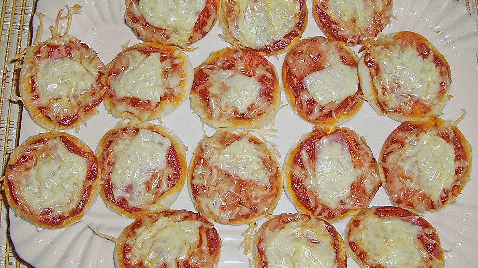 Mini-Snack-Pizzen aus Blätterteig von CookingJulie Mini-Snack-Pizzen aus Blätterteig von CookingJulie