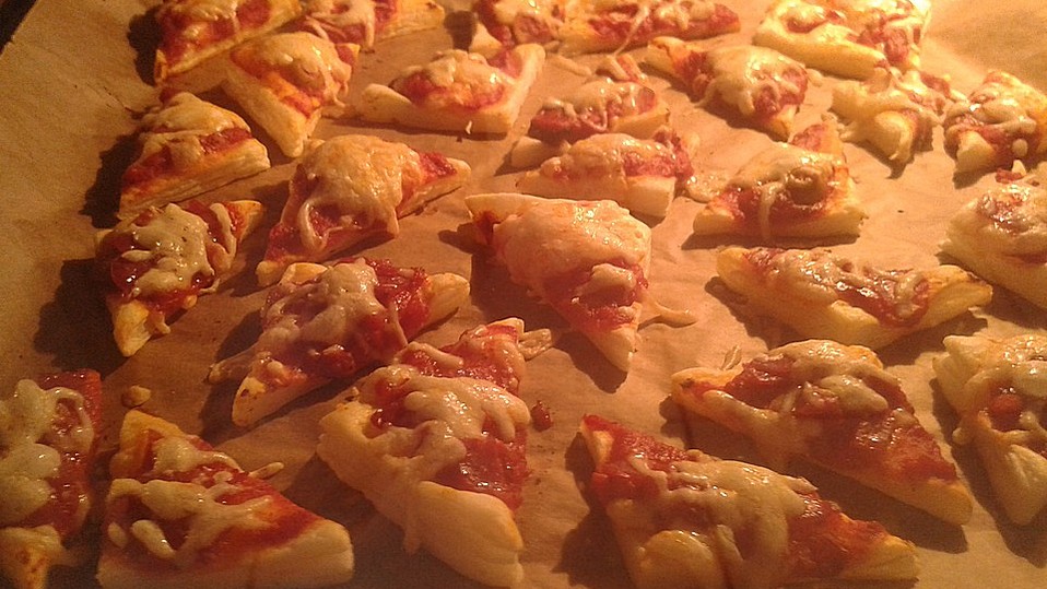 Mini-Snack-Pizzen aus Blätterteig von CookingJulie Mini-Snack-Pizzen aus Blätterteig von CookingJulie