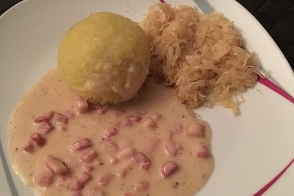 Gefüllte Knödel mit Sauerkraut und Speckrahmsoße