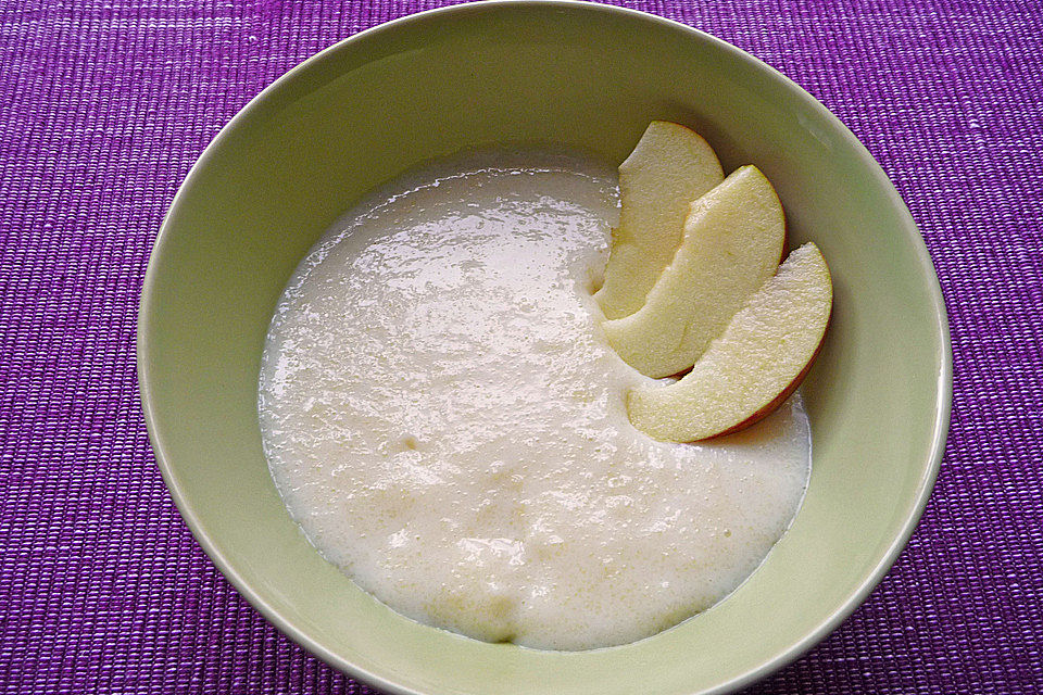 Grießbrei mit Äpfeln