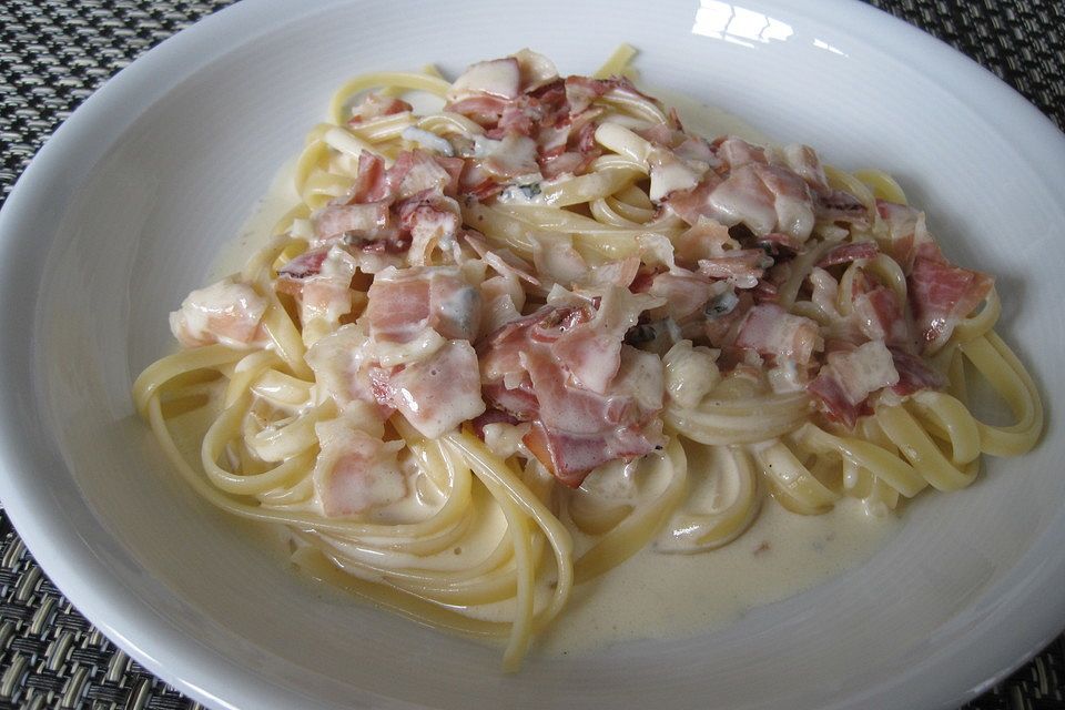 Pasta mit Pancetta in sahniger Gorgonzolacreme