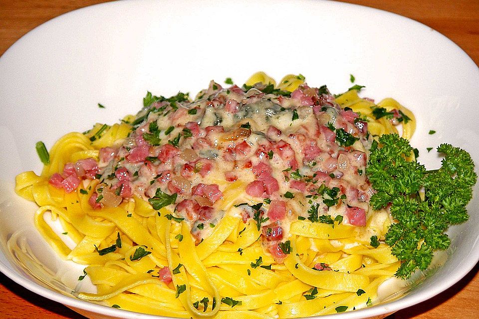 Pasta mit Pancetta in sahniger Gorgonzolacreme