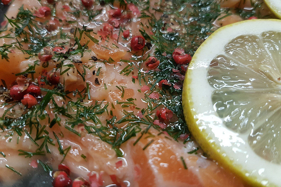 Marinierter Lachs mit rosa Beeren