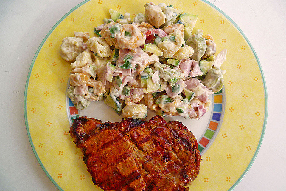 Tortellinisalat mit Zucchini und Schinken