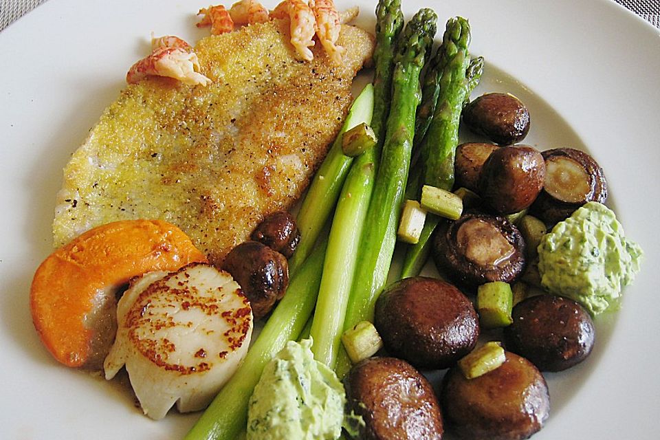 Rotbarschfilet mit Jakobsmuschel und Flusskrebsen an Spargel und Pilzen