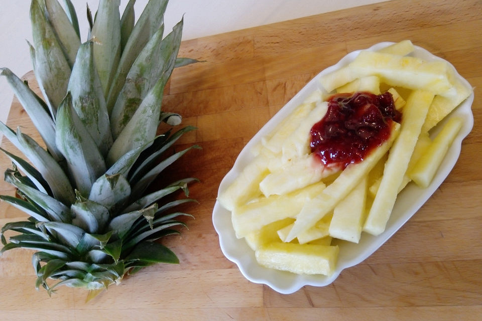 Ananas-Fritten mit Himbeer-Ketchup