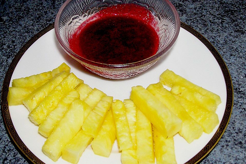 Ananas-Fritten mit Himbeer-Ketchup