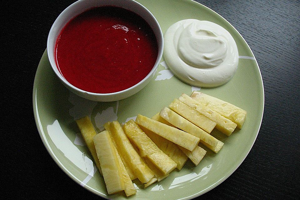 Ananas-Fritten mit Himbeer-Ketchup