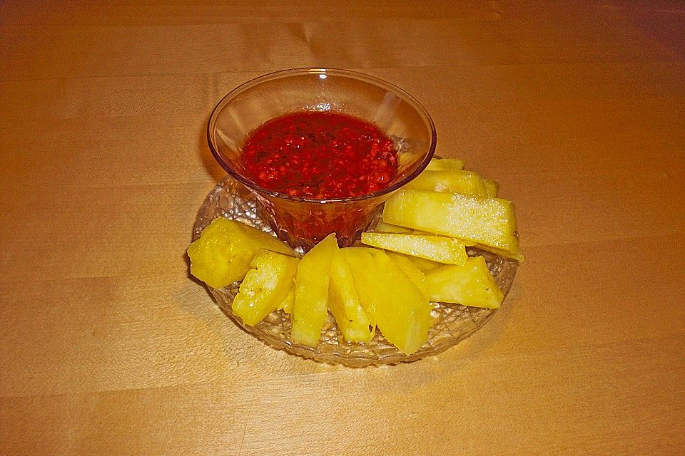 Ananas-Fritten mit Himbeer-Ketchup