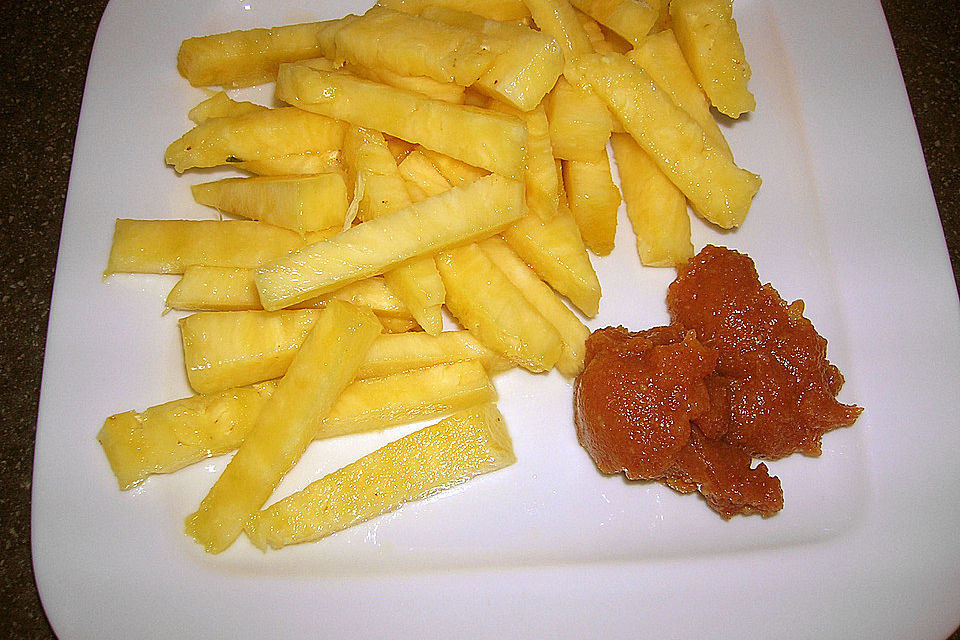 Ananas-Fritten mit Himbeer-Ketchup