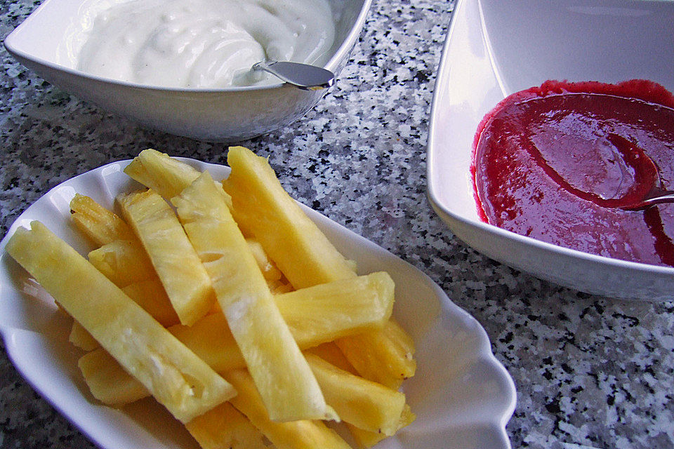 Ananas-Fritten mit Himbeer-Ketchup