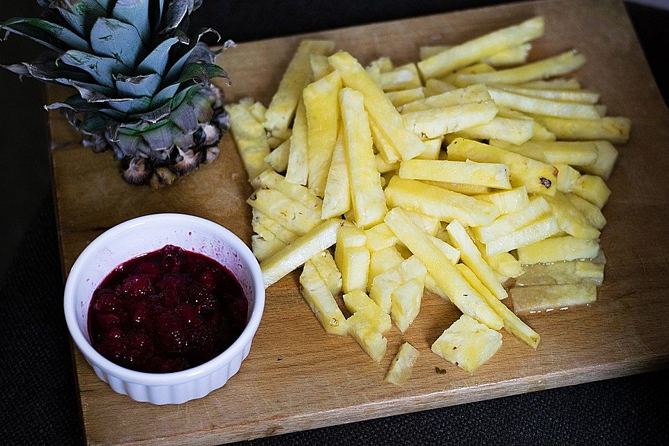 Ananas-Fritten mit Himbeer-Ketchup