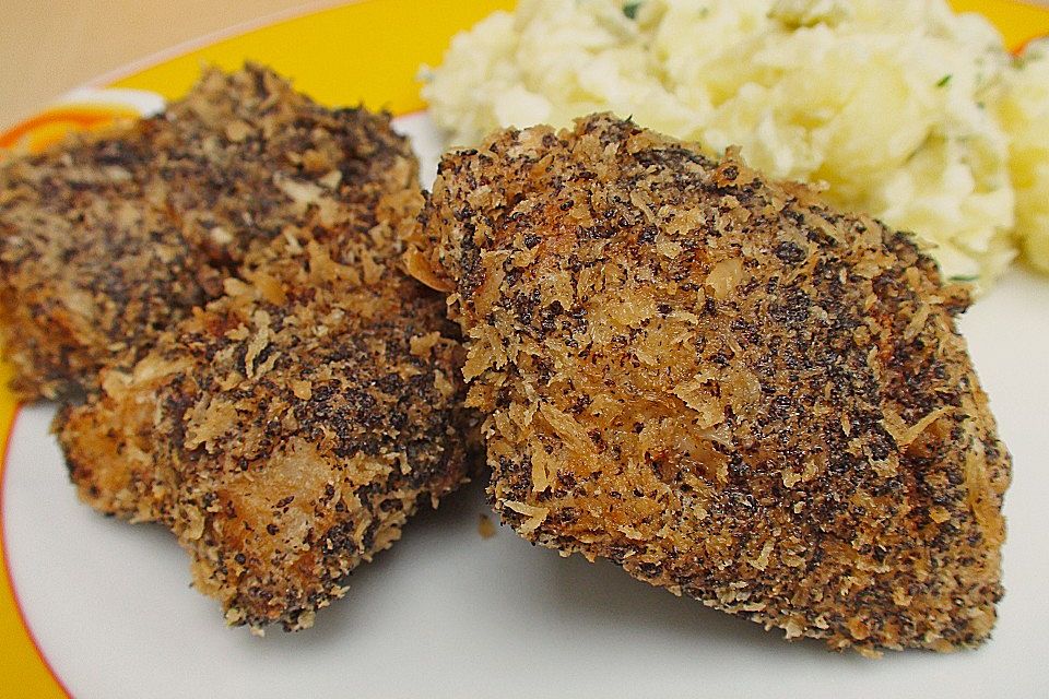 Gebackener Karpfen in der Mohnkruste mit blauem Kartoffelsalat