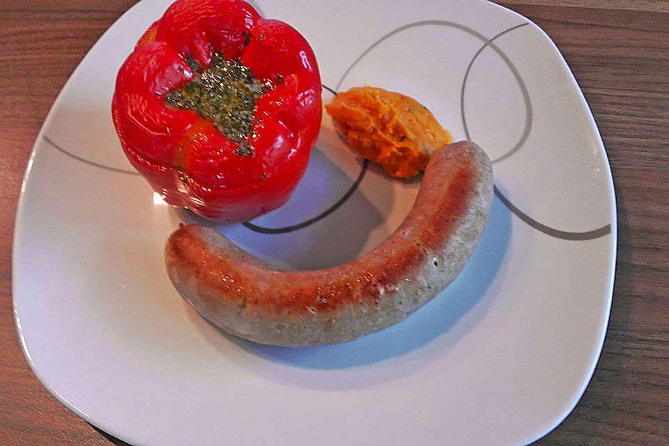 Bratwürstchen mit Kartoffelpesto in der Paprikaschote an Rapunzelsalat