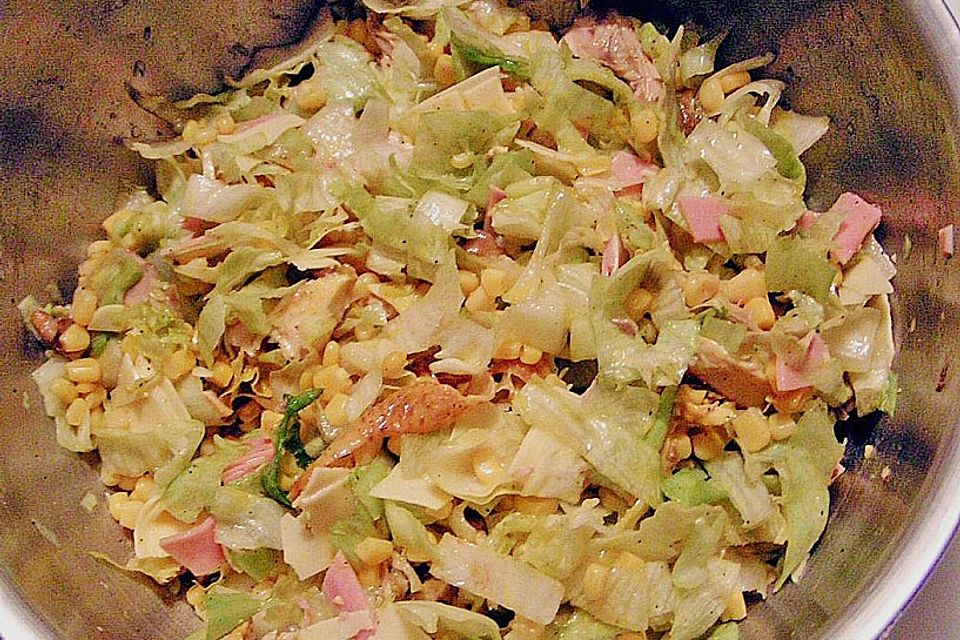 Eisbergsalat mit Hähnchen und Mais