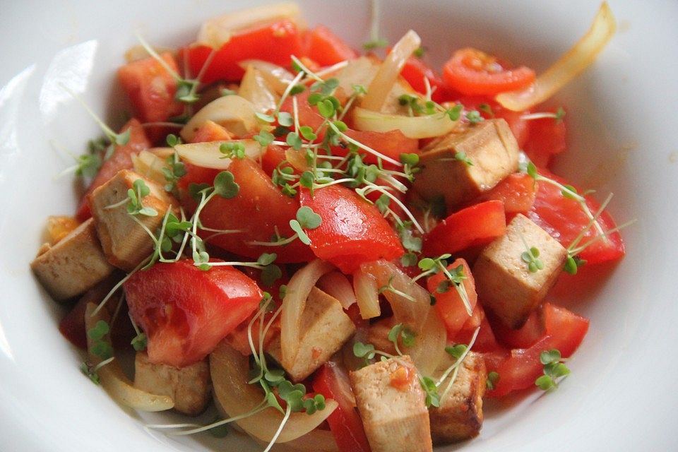 Schnell eingelegter Tofu mit Tomaten