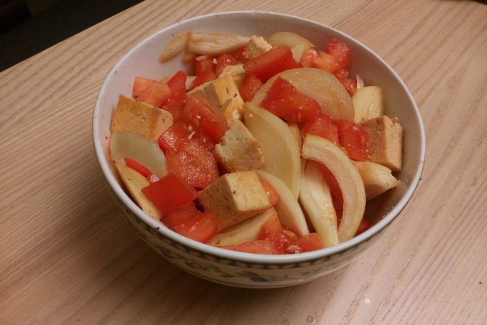 Schnell eingelegter Tofu mit Tomaten