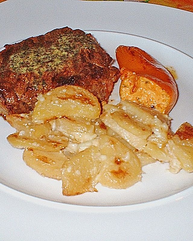 Filetsteak mit Speckrand und gefüllten Zwergpaprika an Kartoffelgratin