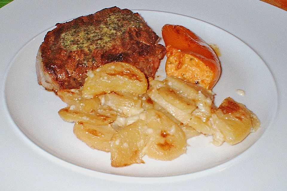 Filetsteak mit Speckrand und gefüllten Zwergpaprika an Kartoffelgratin