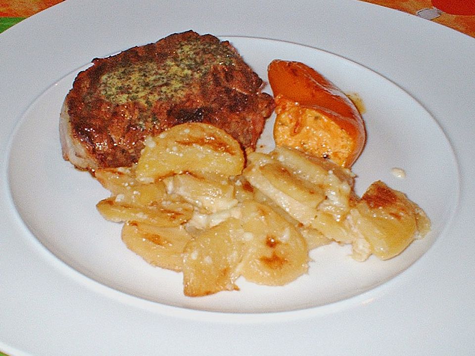 Filetsteak mit Speckrand und gefüllten Zwergpaprika an Kartoffelgratin ...