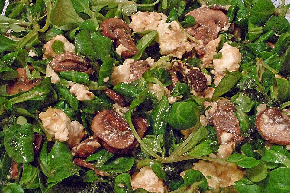 Feldsalat mit gebraten Pilzen und Schafskäse