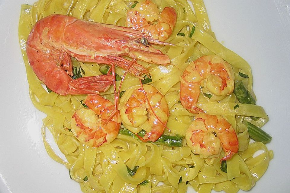 Tagliatelle mit Gambas in einer Krustentier-Safran-Sauce