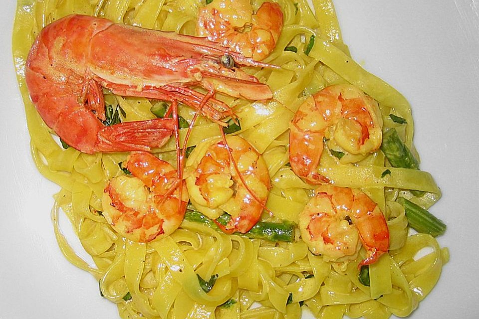 Tagliatelle mit Gambas in einer Krustentier-Safran-Sauce