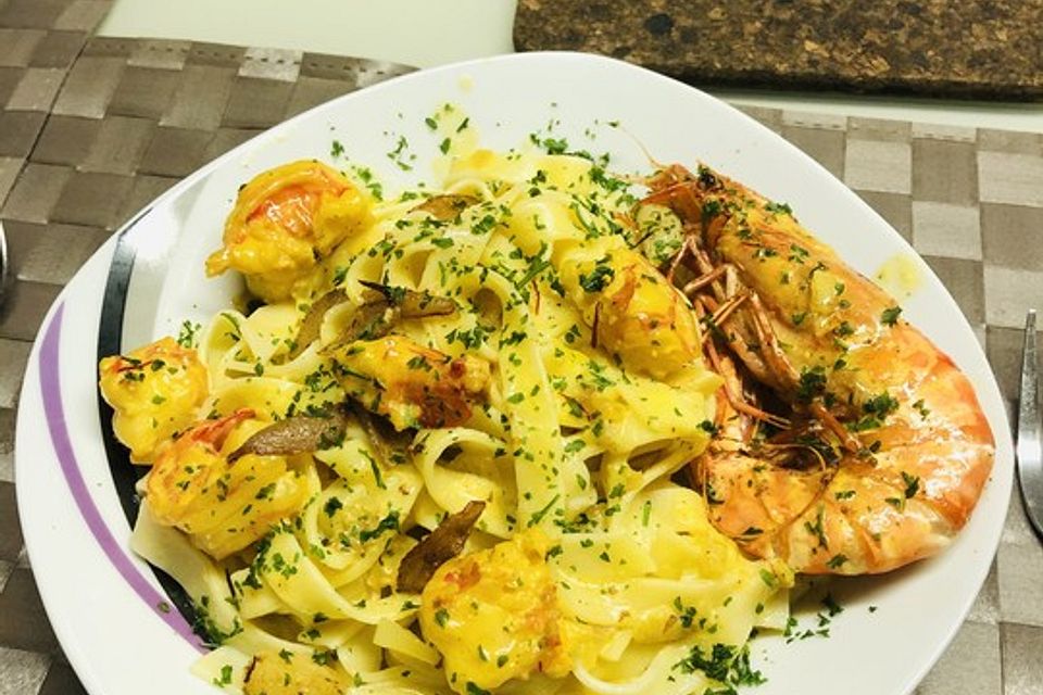 Tagliatelle mit Gambas in einer Krustentier-Safran-Sauce